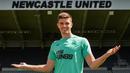 Nick Pope. Kiper asal Inggris berusia 30 tahun ini akan memperkuat Newcastle United di musim 2022/2023 usai didatangkan dari Burnley yang terdegradasi dengan nilai transfer 11,5 juta euro atau setara Rp180,5 miliar. Di Newcastle United, ia akan bersaing menjadi kiper utama dengan Martin Dubravka. Kepindahannya juga sebagai upaya untuk mengamankan posisinya di Timnas Inggris yang akan berlaga di putaran final Piala Dunia Qatar 2022. (premierleague.com)