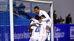 Para pemain Real Madrid merayakan gol yang dicetak oleh Eder Militao ke gawang Alcoyano pada laga Copa del Rey di Stadion El Collao, Rabu (20/1/2021). Real Madrid takluk dengan skor 2-1. (AP/Jose Breton)