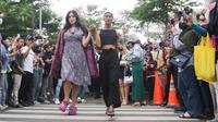 Artis Jessica Iskandar berlenggak-lenggok di zebra cross Dukuh Atas saat meramaikan Citayam Fashion Week di kawasan SCBD (Sudirman Citayam Bojong Gede Dukuh Atas), Dukuh Atas, Jakarta Pusat, Senin (25/7/2022). Jessica Iskandar tampak anggun mengenakan gaun bunga-bunga dengan luaran blazer bewarna ungu. (Liputan6.com/Herman Zakharia)