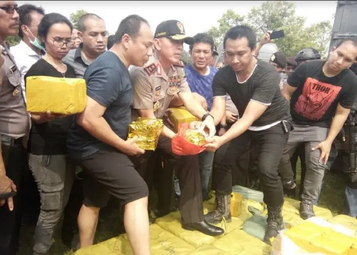 Kapolda Metro Jaya Irjen Pol M Iriawan saat membuka barang bukti sabu satu ton hasil tangkapannya. (Liputan6.com/Yandhi Deslatama)