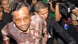 Karena terus dicecar wartawan, Mahfud MD akhirnya mengaku kalau kedatangannya untuk diskusi masalah perpajakan yang digelar KPK, Jakarta, Selasa (7/10/2014) (Liputan6.com/Miftahul Hayat)