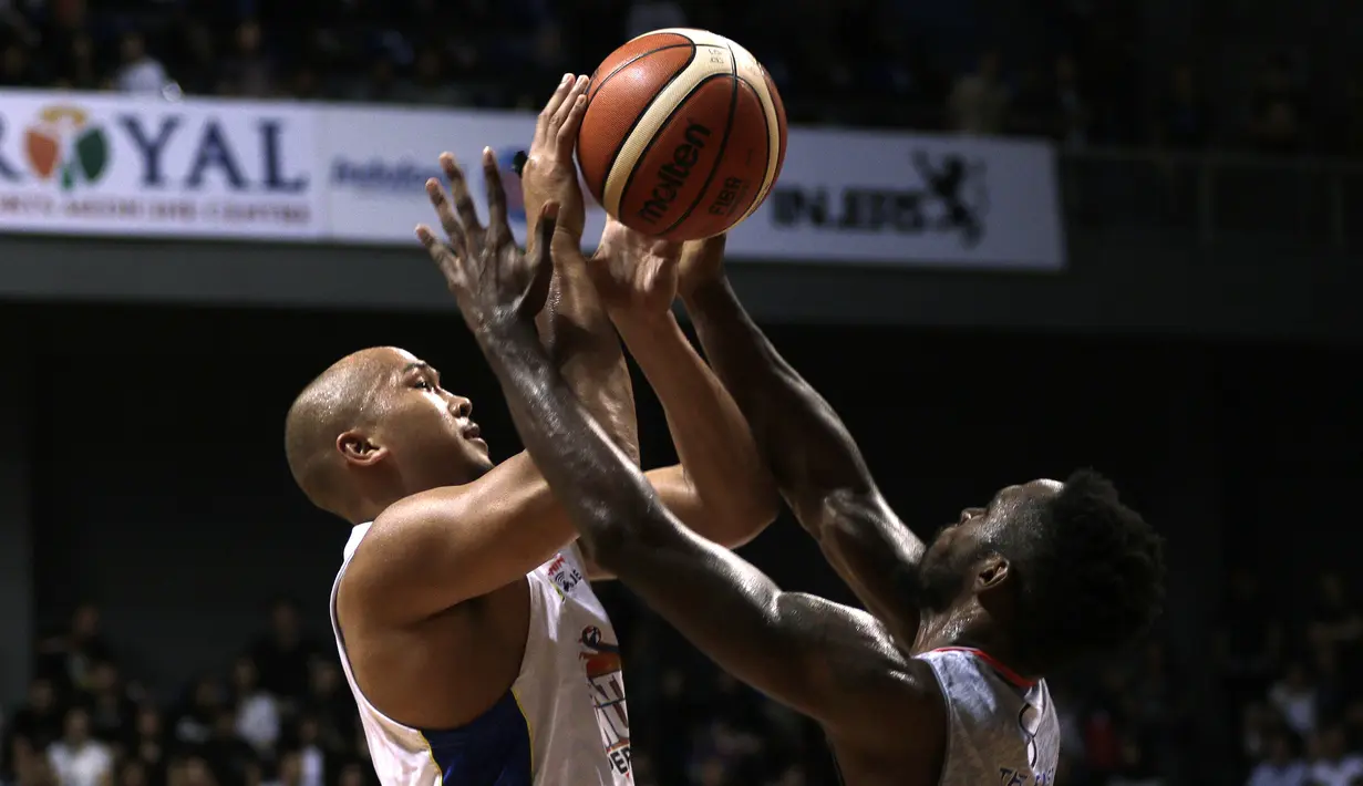 Pebasket Satria Muda, Arki Dikania, berusaha mencetak poin saat melawan Stapac pada laga final IBL 2019 di Britama Arena, Jakarta, Kamis (21/3). SM kalah 68-79 dari Stapac. (Bola.com/Yoppy Renato)