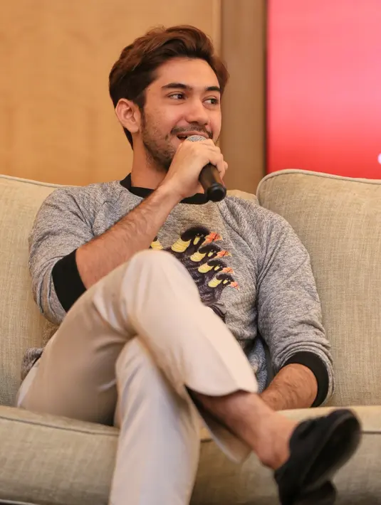 "Selebihnya akan fokus terhadap pertunjukan, teater, atau mungkin film Lebaran, gue gak ada film buat Lebaran tahun ini,” ucap Reza Rahadian Reza di The Westin Jakarta, kawasan Kuningan, Jakarta Selatan, Selasa (21/2). (Adrian Putra/Bintang.com)