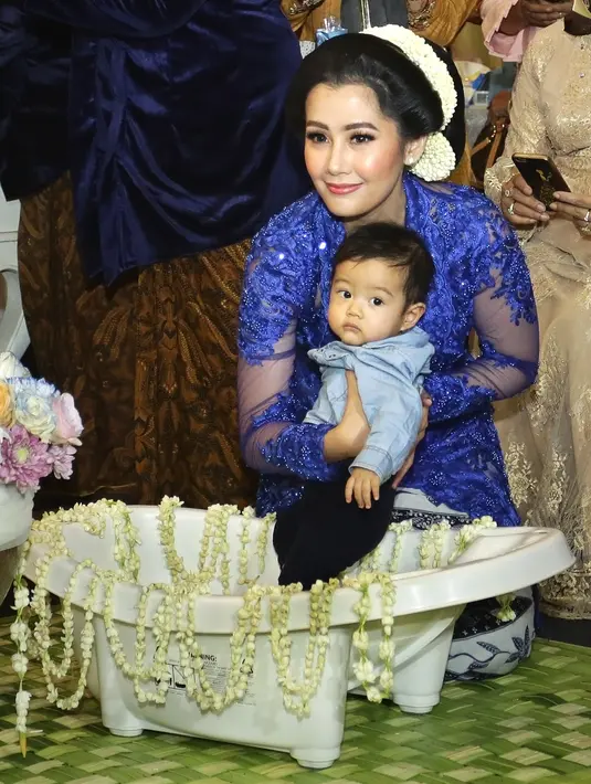 Ardina Rasti dan Arie Dwi Andika Gelar Tedak Siten