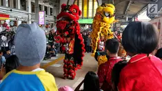 Barongsai menghibur penumpang kereta api di stasiun Jakarta-Kota, Selasa (5/2). Di Tahun Baru Imlek ini PT KAI menghadirkan hiburan Barongsai serta meluncurkan KMT tematik dan pemberian fortune cookies bagi pengguna jasa KRL. (Liputan6.com/Johan Tallo)