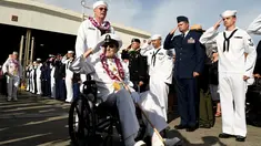 Tentara memberikan hormat kepada veteran perang Pearl Harbor, Robert Coles sebelum upacara peringatan ke-75 tahun pengeboman Pearl Harbor di Honolulu, Hawaii (7/12). (Reuters/Hugh Gentry)
