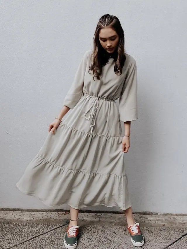 OOTD Kasual Caitlin Halderman Mengenakan Sneakers