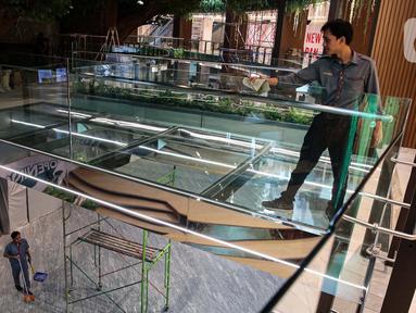 Pekerja tengah melintas di area Lippo Mall Nusantara yang sebelumnya merupakan Plaza Semanggi di Jakarta, Kamis (6/2/2025). (Liputan6.com/Angga Yuniar)