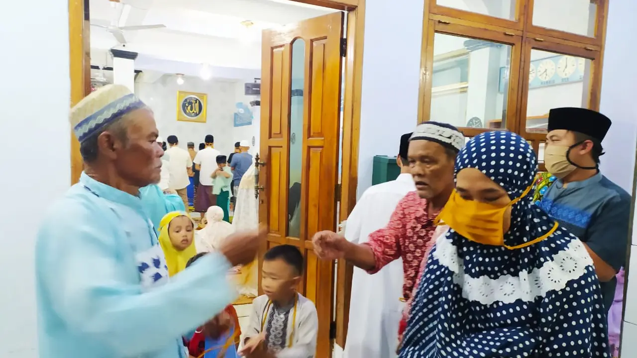 Udung Suherman, humas Masjid Jami Ar-Ridwan, Kampung Ciawitali, tengah memberikan masker secara gratis bagi masyarakat.