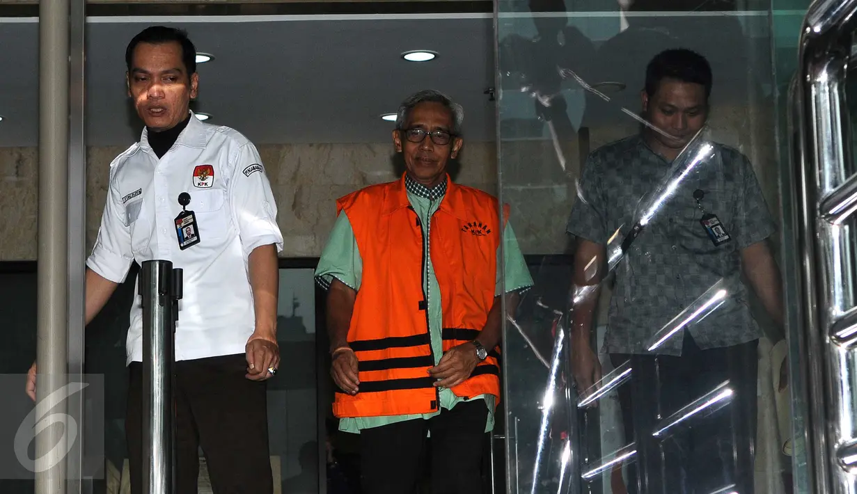 Tersangka kasus dugaan korupsi pembangunan Balai Pendidikan dan Pelatihan Diklat Pelayaran Sorong tahap III pada PPSDML Kemenhub tahun 2011, Djoko Pramono berjalan keluar usai diperiksa di Gedung KPK, Jakarta, Selasa (23/2). (Liputan6.com/Helmi Afandi)