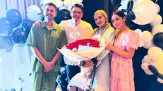Diketahui sedang liburan di Bali, Zaskia begitu bahagia mendapat kejutan ultah dari suami dan sahabat. Meski sederhana, suasana tetap meriah dengan dekorasi balon hitam dan putih. Kehadiran Raffi Ahmad dan Nagita Slavina dalam perayaan tersebut menambah semarak acara. (Liputan6.com/IG/@irwansyah_15)