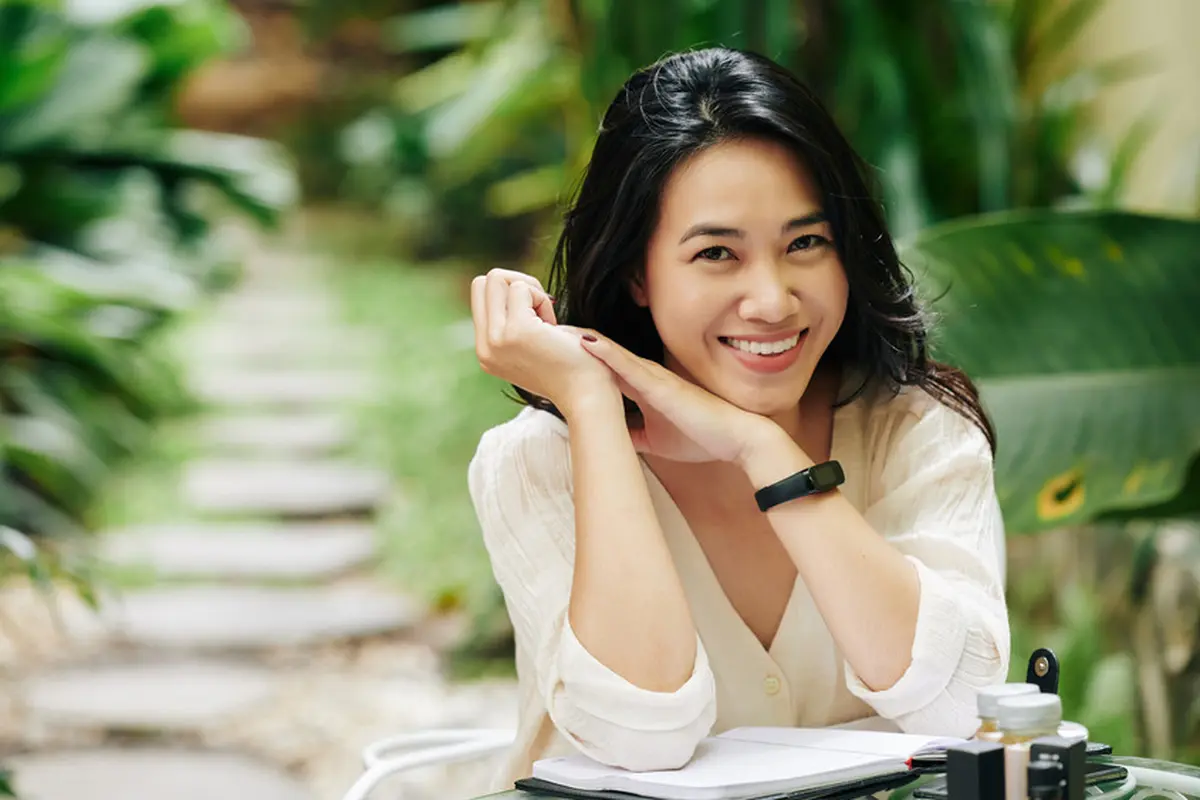 dewasa tersenyum mandiri cantik