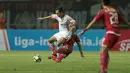 Addison Alves (bawah) menghalau bola dari kaki pemain Persipura Jayapura, Muhammad Tahir pada lanjutan Liga 1 Gojek bersama Bukalapak di Stadion Pakansari, Bogor, (25/5/2018).  Persija menang 2-0. (Bola.com/Nick Hanoatubun)