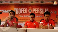 Saat jumpa pers di Jakarta pada Sabtu (28/12/13), pemain Persija Ramdani Lestaluhu (kiri) menyatakan akan tampil maksimal dan berusaha mempertahankan trofeo Persija untuk ketiga kalinya (Liputan6.com/Helmi Fithriansyah)
