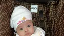 Lahir pada 2 Februari 2022 kemarin, tak terasa waktu cepat berlalu dan Ameena kini sudah berusia 3 bulan. (Instagram @ameenaatta)