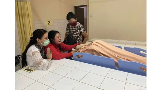 5 Momen Istri Didi Kempot Temani Jenazah Suami, Berusaha Tegar