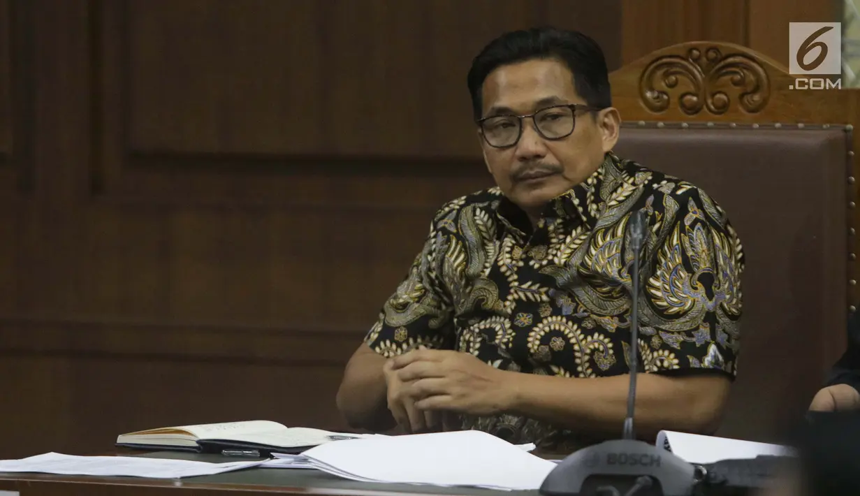 Terdakwa dugaan suap/gratifikasi terkait kerja sama jasa pelayaran yang juga anggota komisi VI DPR RI, Bowo Sidik Pangarso menyimak keterangan saksi saat sidang lanjutan di Pengadilan Tipikor, Jakarta, Rabu (28/8/2019). Sidang mendengar keterangan saksi. (Liputan6.com/Helmi Fithriansyah)