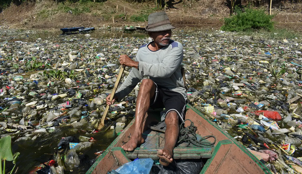 <p>Warga menggunakan perahu untuk memilah sampah plastik di aliran Sungai Citarum, Bandung, Rabu (26/6/2019). Menurut warga di kawasan itu volume sampah kiriman yang kerap menumpuk mulai mengalami penurunan setelah beberapa waktu lalu sempat menutupi permukaan aliran Sungai Citarum (Timur Matahari/AFP)</p>