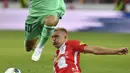 Gelandang Real Madrid, Eden Hazard berusaha melewati pemain Red Bull Salzburg, Rasmus Kristensen selama pertandingan persahabatan di Red Bull Arena, Austria (8/8/2019). Hazard datang ke Real Madrid dengan nilai transfer 100 juta euro. (AP Photo/Kerstin Joensson)