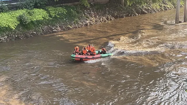Gubernur DKI Jakarta Pramono Anung melakukan susur sungai di sepanjang aliran Sungai Ciliwung dari pintu air Manggarai, Jakarta Selatan hingga Stasiun BNI City, Sudirman, Jakarta Pusat, Kamis (31/7/2025). (Liputan6.com/Winda Nelfira)