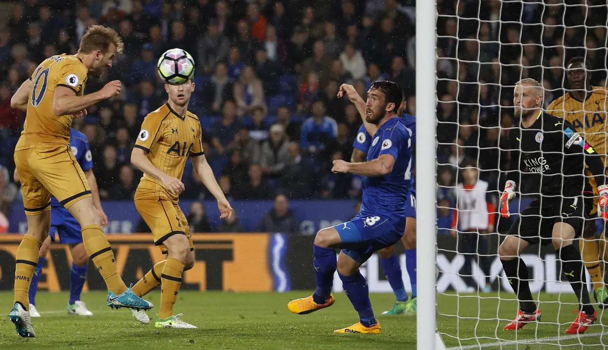 Harry Kane. Striker Inggris berusia 28 tahun yang kini menjalani musim ke-12 bersama Tottenham Hotspur ini juga pernah mencetak 4 gol dalam satu laga di Liga Inggris musim 2016/2017. Momen itu terjadi di partai tunda pekan ke-34 saat Tottenham Hotspur dijamu Leicester City, 18 Mei 2017 dalam laga yang berakhir 6-1. Ia pun menjadi top skor di musim tersebut dengan torehan 29 gol. (AFP/Adrian Dennis)