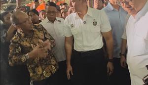 Menteri Koordinator Bidang Infrastruktur dan Pembangunan Kewilayahan, Agus Harimurti Yudhoyono melepas bantuan menggunakan KRI Semarang 594 yang berangkat dari Tanjung Priok. Dok