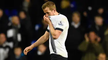 Penyerang Tottenham Hotspur, Harry Kane terlihat sedih usai pertandingan melawan West Bromwich Albion pada lanjutan liga Inggris di Stadion White Hart Lane, Inggris, (26/4). Tottenham bermain imbang West Bromwich dengan skor 1-1. (Reuters/Dylan Martinez)