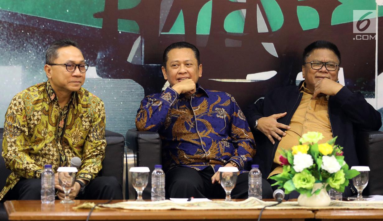 Ketua MPR Zulkifli Hasan, Ketua DPR Bambang Soesatyo dan Ketua DPD Oesman Sapta Odang saat menjadi pembicara dalam Refleksi Akhir Tahun dan Tahun Politik 2019 di Jakarta, Selasa (18/12). (Liputan6.com/Johan Tallo)