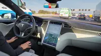 Tesla punya fitur autopilot. 