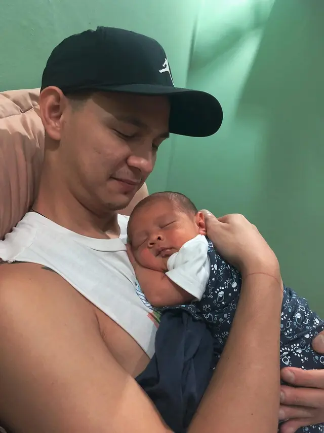 6 Potret Marcell Darwin Momong Anak, Disebut Hot Papi