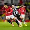 Pemain Manchester United, Lisandro Martinez (kiri), berebut bola dengan pemain Newcastle, Sandro Tonali, pada laga Liga Inggris antara Manchester United vs Newcastle di Manchester, Inggris, Jumat, 26 Desember 2025. (AP Photo/Dave Thompson)
