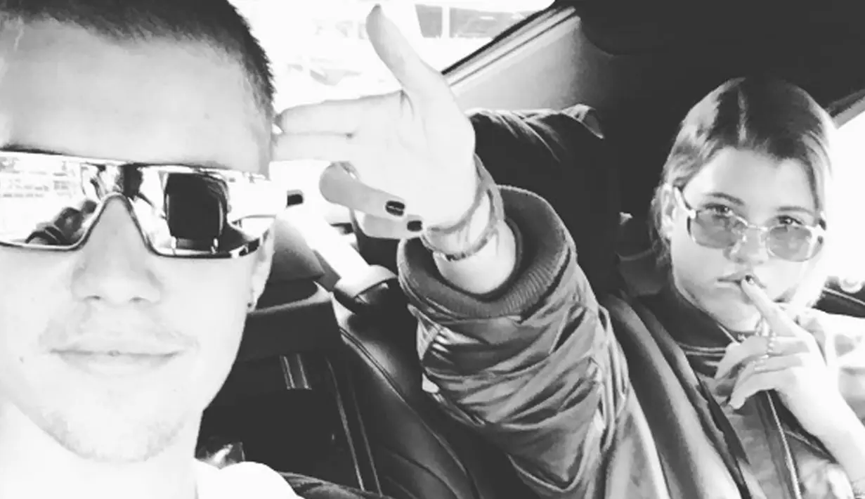 Keakraban Justin Bieber dan model bernama Sofia Richie di dalam mobil, Jepang. Foto Justin dengan gadis yang digosipkan sebagai pacar barunya ini menghebohkan dunia maya. (Instagram/ justinbieber)