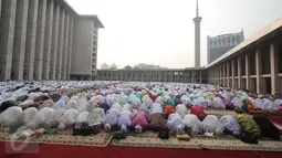 Jamaah melaksanakan Shalat Istisqo di Halaman Masjid Istiqlal, Jakarta, Minggu (1/11/2015). Wapres bersama dengan masyarakat dan menteri melakukan shalat tersebut untuk meminta hujan agar Indonesia tidak didera musim kemarau. (Liputan6.com/Angga Yuniar) 