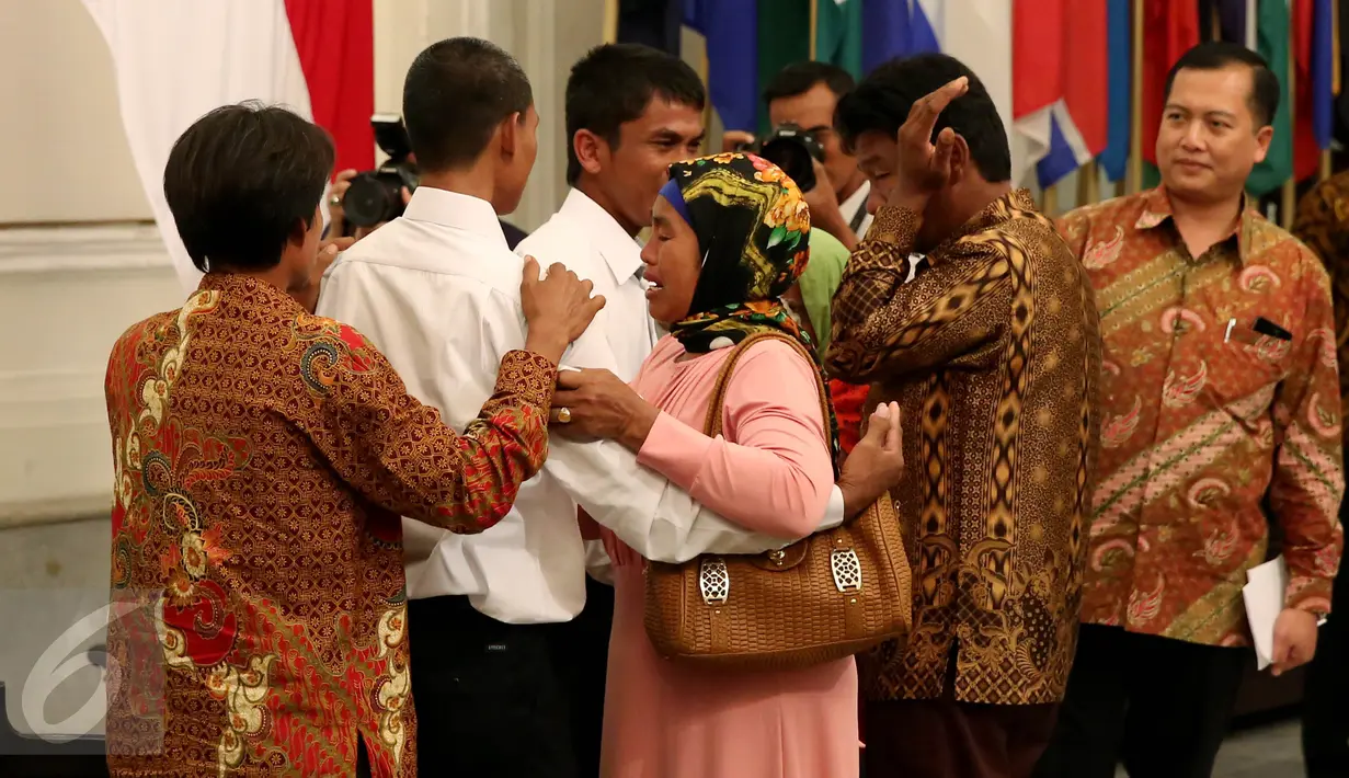 Sejumlah keluarga saat bertemu korban WNI yang di sandera perompak Somalia di Kemenlu, Jakarta, Senin (31/10). Empat sandera perompak Somalia, yaitu Sudirman, Supardi, Adi Manurung, dan Elson. (Liputan6.com/Johan Tallo)