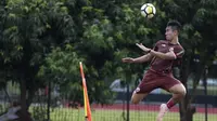 Pemain Persija Jakarta, Ryuji Utomo, menyundul bola saat latihan di Lapangan Sutasoma, Jakarta, Rabu (16/1). Ini merupakan latihan perdana yang dipimpin oleh Ivan Kolev. (Bola.com/Yoppy Renato)