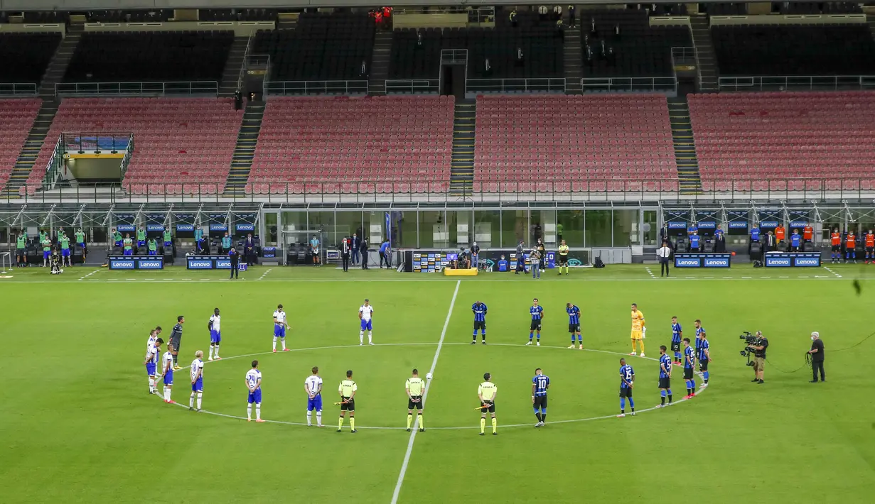 Para pemain Inter Milan dan Sampdoria mengheningkan cipta untuk menghormati para korban COVID-19 sebelum pertandingan Serie A di Stadion San Siro, Milan, Italia, Minggu (21/6/2020). Inter Milan mengalahkan Sampdoria 2-1. (AP Photo/Antonio Calanni)