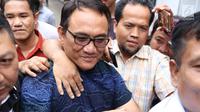 Politikus Partai Demokrat Andi Arief tiba di Gedung BNN, Cawang, Jakarta Timur, Rabu (6/3). Wasekjen Partai Demokrat tersebut datang mengenakan batik biru. (Liputan6.com/Immanuel Antonius)