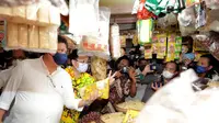 Menko Airlangga tengah meninjau harga minyak goreng di pasar tradisional Salatiga, Jawa Tengah