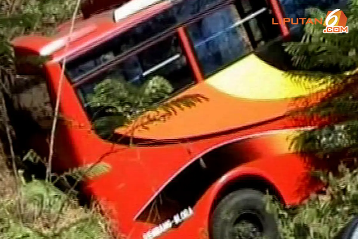 minibus-jurang-131017a.jpg