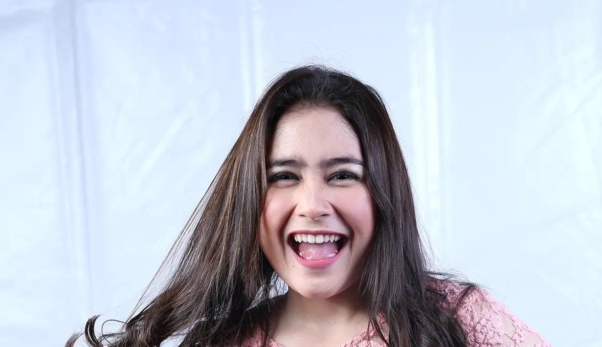 Di depan kamera, Prilly Latuconsina memang selalu tampak sempurna (Galih W Satria/Bintang.com)