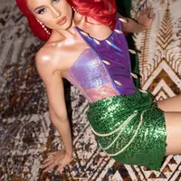 Cinta ‘Ariel’ Laura memikat dengan bustier ungu dan rok sequin hijau (Foto: Instagram @claurakiehl)