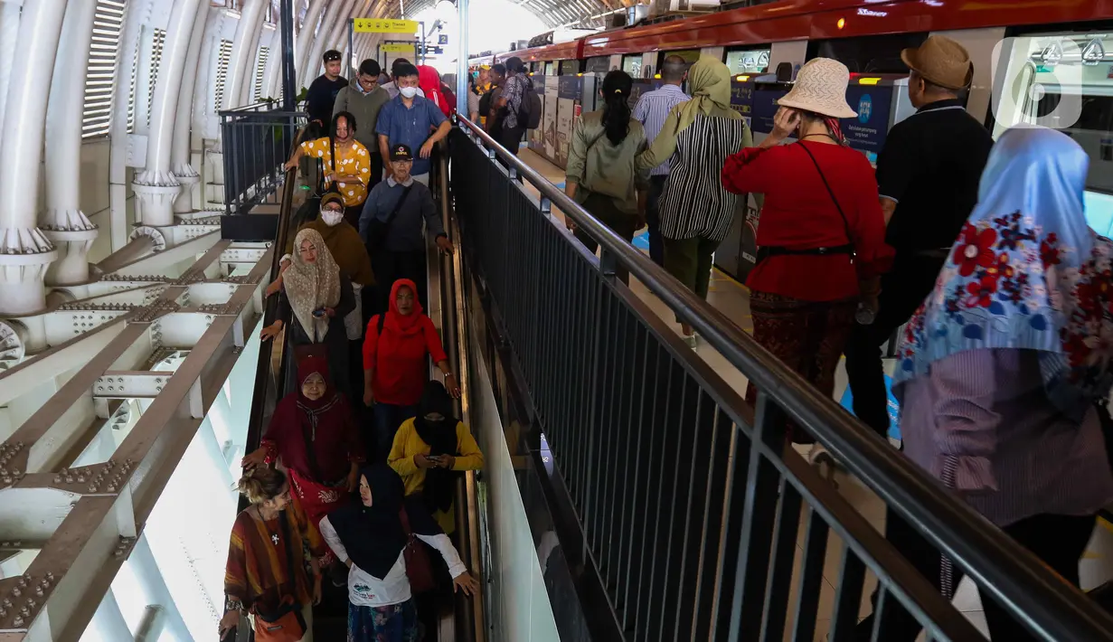 Masyarakat dapat menggunakan LRT Jabodebek dengan mudah melalui pembayaran nontunai seperti Kartu Uang Elektronik Perbankan, Kartu Multi Trip KAI Commuter, Scan Qris, Link Aja, dan KAI PAY. (Liputan6.com/Herman Zakharia)