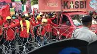 Massa buruh dari Kongres Aliansi Serikat Buruh Indonesia (KASBI) memanas lantaran tidak bisa masuk kawasan Bundaran HI. (Liputan6.com/Putu Merta Surya Putra)