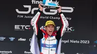 Pembalap Pertamina Mandalika SAG, Carlos Tatay saat naik podium pertama pada race keempat ajang Moto2 European Championship di Sirkuit Jerez, Spanyol, Minggu (04/06/2023). (Dokumentasi Pertamina Mandalika SAG)