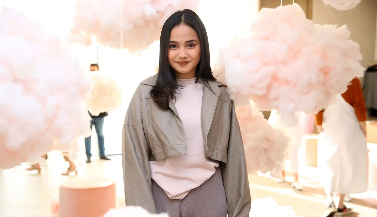 Di mall, menurutnya lebih beragam pilihan yang menyediakan kebutuhan fesyen bagi anak muda.  Produk-produk impor selama ini lebih banyak menjadi pilihan dari Syifa Hadju. (Nurwahyunan/Bintang.com)