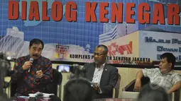 Dirjen Keuangan Daerah Kemendagri Reydonnyzar Moenek (kiri) saat menjadi narasumber pada diskusi "APBD Pro Siapa?" Cofe Corner DPD, Kompleks Parlemen Senayan, Jakarta, Rabu (25/3/2015).(Liputan6.com/Andrian M Tunay)