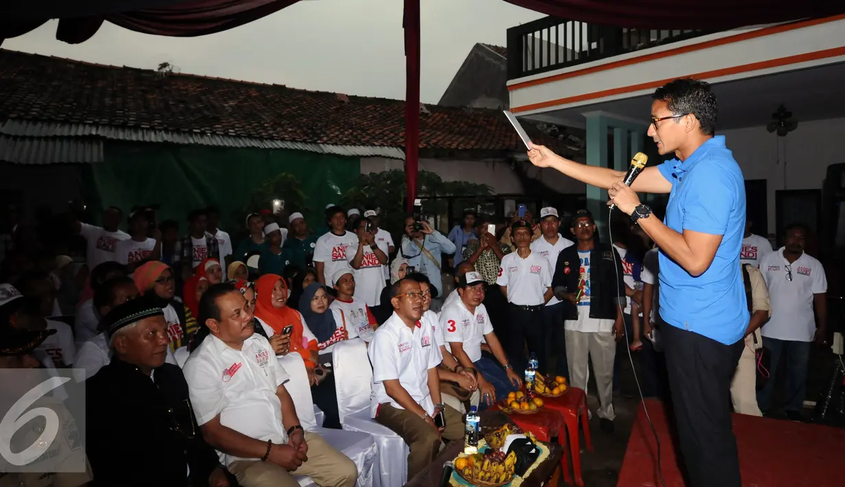 Sandiaga S Uno saat memberikan pemaparan rencana program kerja di depan pendukungnya di Jalan Tanjung Barat Selatan, Jakarta, Minggu (20/11). Sandiaga melantik relawan komunitas Anies-Sandi tingkat RW Lenteng Agung. (Liputan6.com/Helmi Fithriansyah)