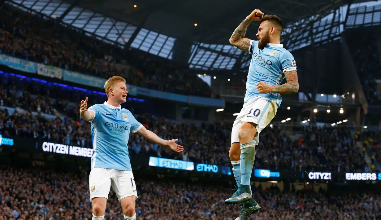 Nicolas Otamendi merayakan gol yang dicetaknya ke gawang Norwich City dalam laga Liga Premier Inggris di Stadion Etihad, Manchester, Sabtu (31/10/2015) malam WIB. (AFP Photo/Lindsey Parnaby)