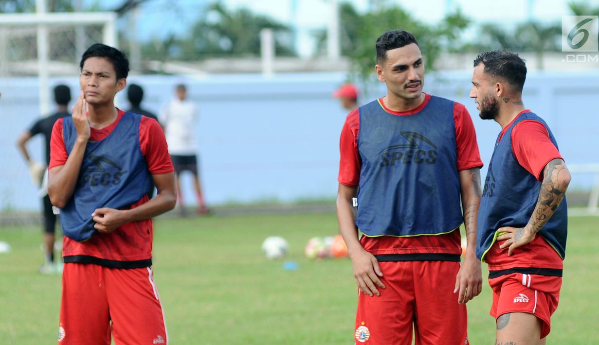 Pemain asing Persija asal Brasil, Jaimerson da Silva Xavier (tengah) saat latihan di Lapangan Sutasoma, Halim Perdanakusuma, Jakarta, Jumat (29/12). Mantan pemain Santa Cruz itu lolos menjalani tes kesehatan dan fisik. (Liputan6.com/Helmi Fithriansyah)
