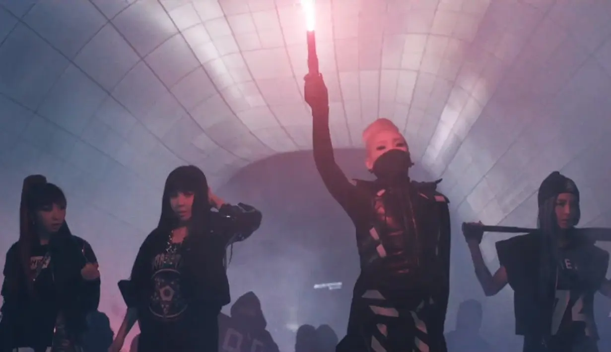 Pada MV Come Back Home, 2NE1 memilih konsep sci-fi. MV ini menggambarkan tentang orang yang lebih banyak menghabiskan waktu di dunia maya daripada di dunia nyata. (Foto: soompi.com)